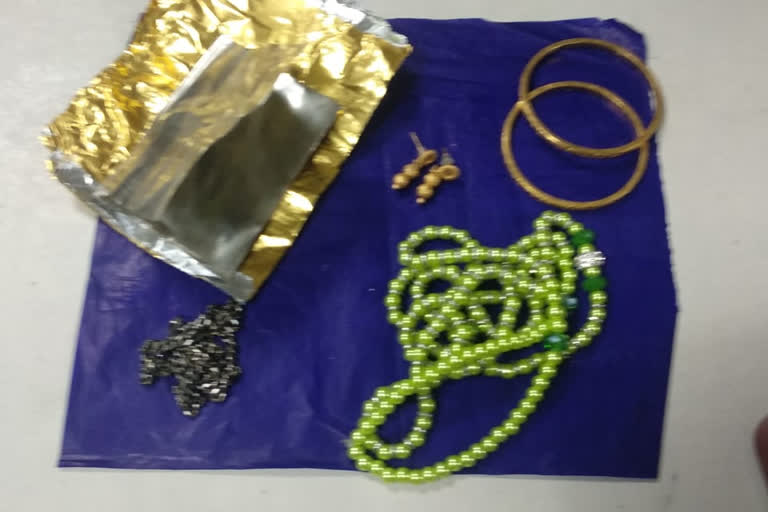 gold seized at varanasi airport  custom seize gold at varanasi airport  Customs seizes gold  gold worth Rs 17 lakhs seized  വാരാണസി വിമാനത്താവളത്തിൽ നിന്ന് സ്വർണവും ഐഫോണും പിടിച്ചെടുത്തു  വാരാണസി വിമാനത്താവളം  വാരാണസി  ബഹദൂർ ശാസ്ത്രി ഇന്‍റർനാഷണൽ വിമാനത്താവളം  Lal Bahadur Shastri International airport  Varanasi  വാരണാസി  Varanasi gold seizd