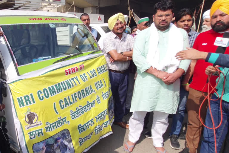 nri community transported mineral water to ghazipur border in ghaziabad