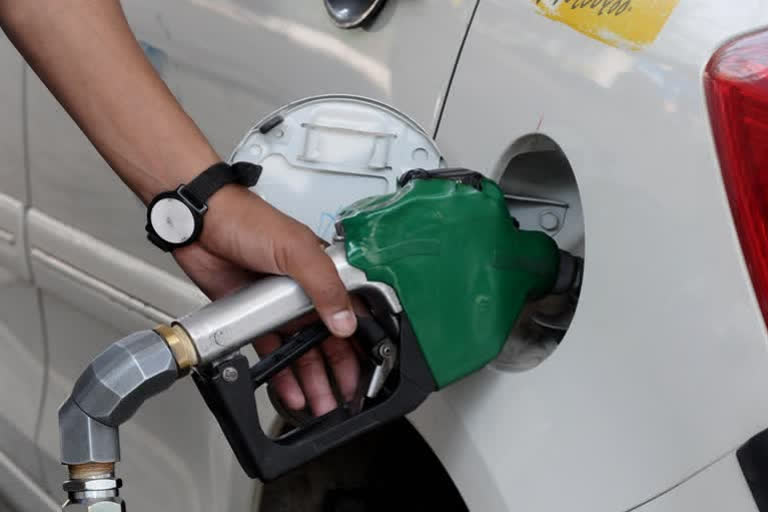 PETROL COST HITS CENTURY IN ANDHRA PRADESH  ANDHRA PRADESH  andra predesh petrol price hike  petrol-diesel price hike  india price hike  PETROL COST HITS CENTURY  കുതിച്ചുയര്‍ന്ന് പെട്രോള്‍ വില  ആന്ധ്ര പ്രദേശില്‍ പെട്രോള്‍ ലിറ്ററിന് 100 രൂപ  എണ്ണ കമ്പനികള്‍ പെട്രോള്‍ വില കൂട്ടി  പ്രീമിയം പെട്രോള്‍ വില  100 കടന്ന്‌ പൊട്രോള്‍ വില  ഇന്ധന വില വര്‍ധന