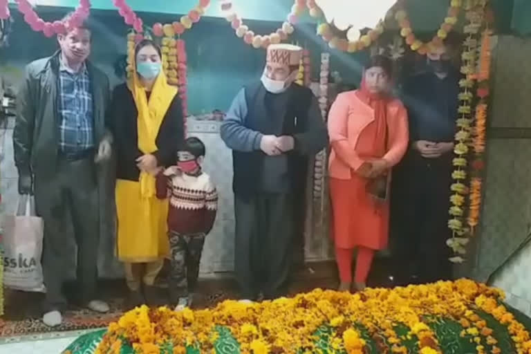 Hindu family in Kullu