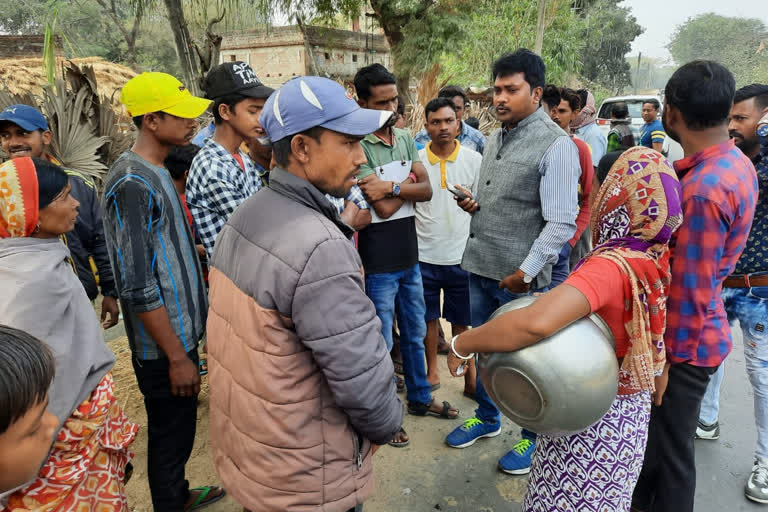 road block on dimand of drinking water in purulia ashra