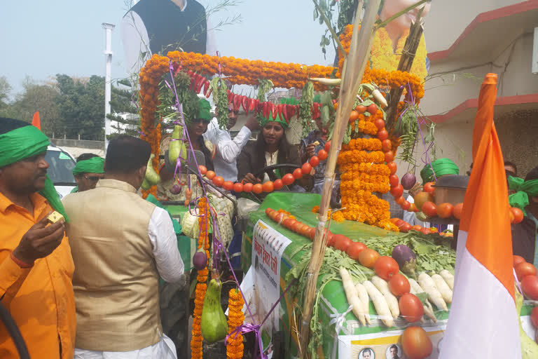 mla amba prasad's unique style in tractor rally in hazaribag