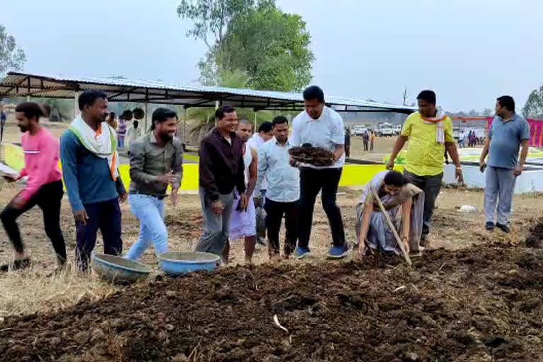 PCC Chief Mohan Markam made Vermi Compost in gariaband