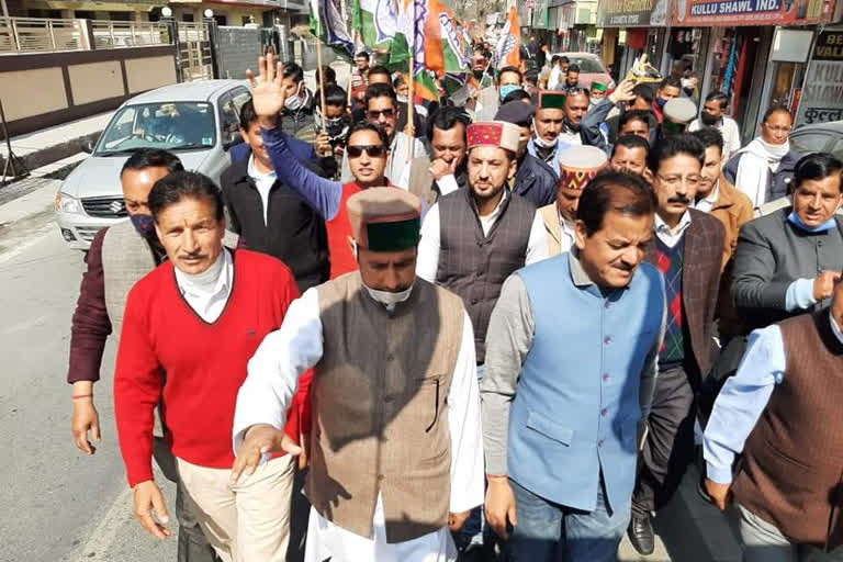 Congress march in support of farmers in Kullu