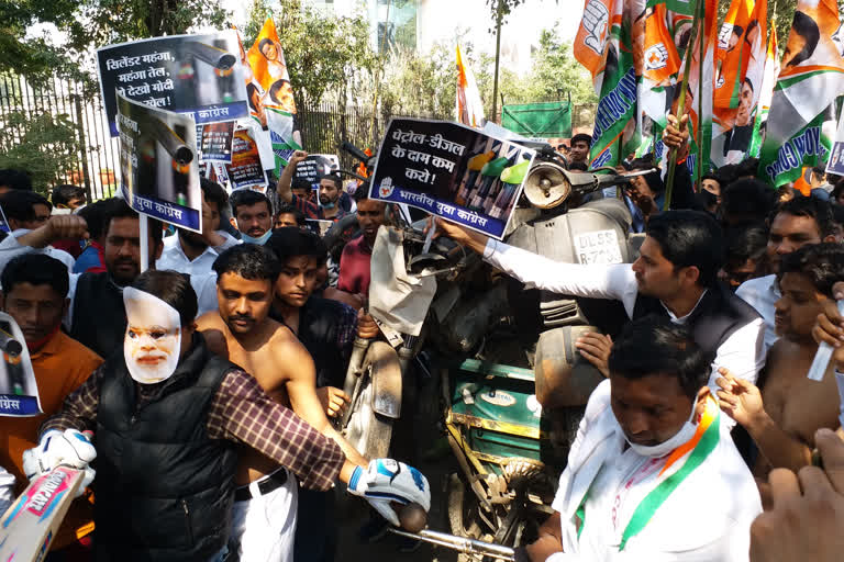 Youth Congress protests outside Petroleum Ministry