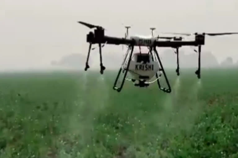 शोधकर्ता पवन शेफाली ने बनाया कृषि ड्रोन.
