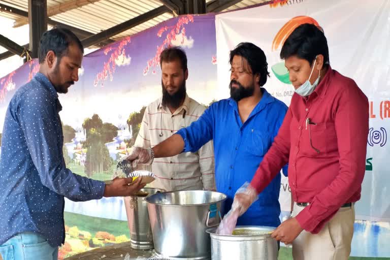 ಹುಬ್ಬಳ್ಳಿಯಲ್ಲಿ ಹಸಿದ ಜೀವಗಳಿಗೆ ಅನ್ನದಾತರಾದ ಮುಸ್ಲಿಂ ಸಂಘಟನೆ