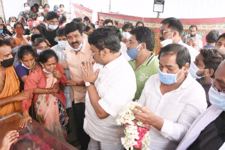 minister thalasani srinivas yadav pay tributes to padmaraonagar hanuman temple priest