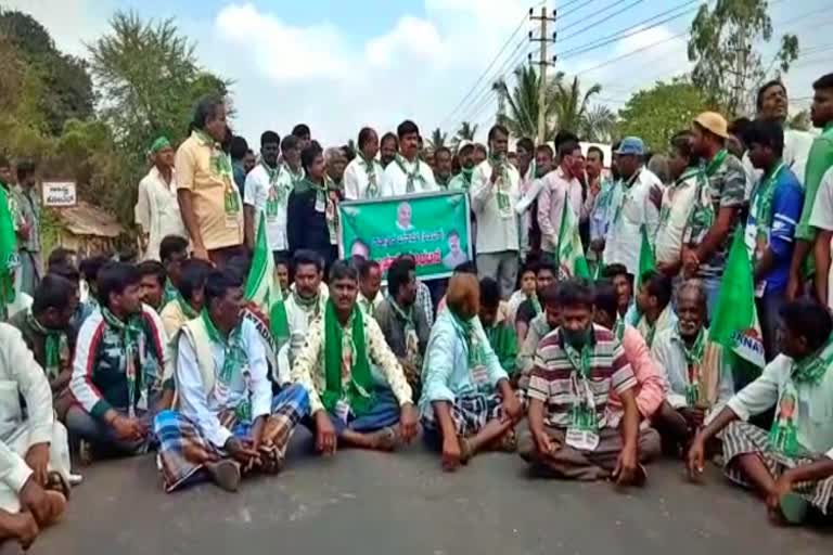 JDS Activits protest for road repair  in Chamrajnagar