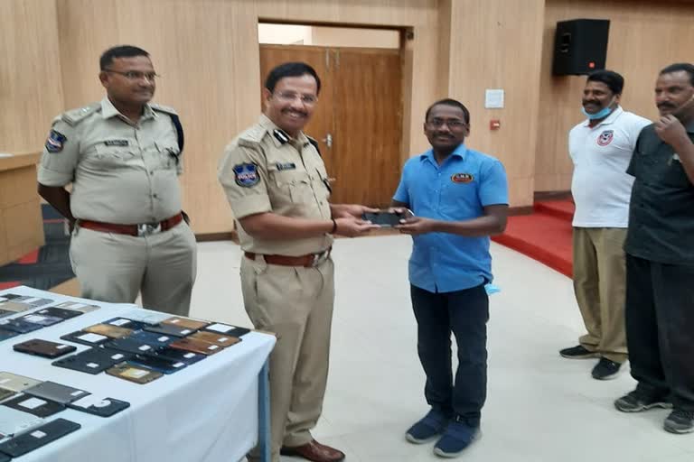 cybarabad cp sajjanar gave mobile phones to victims in hyderabad