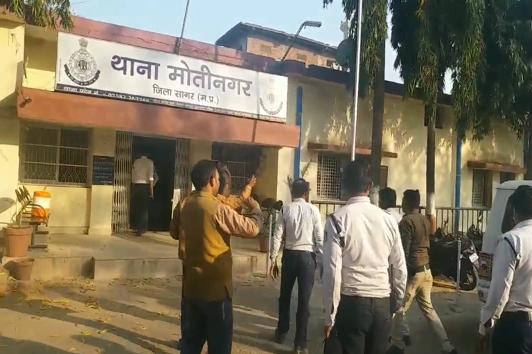 Traffic subedar beaten for cutting challan