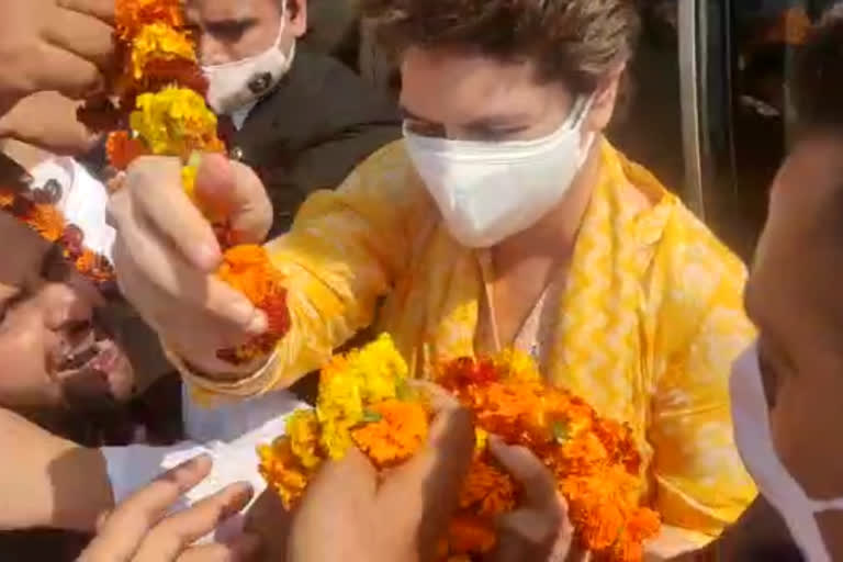 congress party workers welcomed Priyanka Gandhi Vadra going to attend Kisan Panchayat