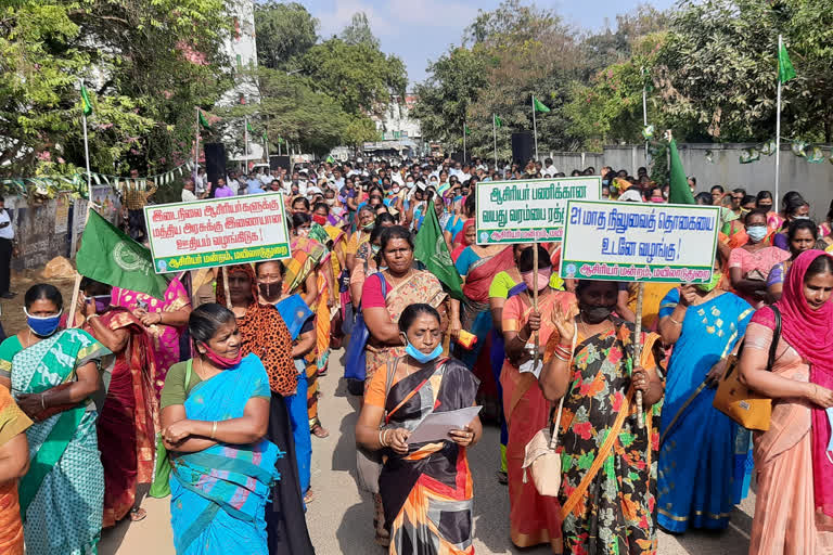 trichy teachers protest before collectorate