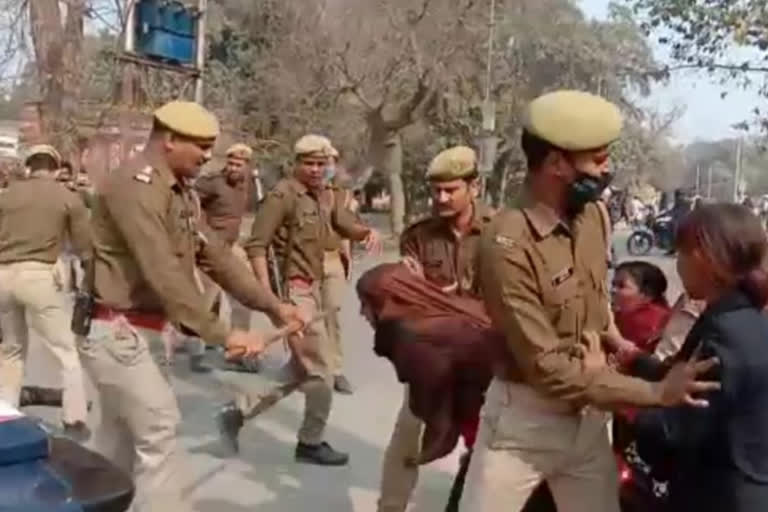 पुलिस ने किया लाठीचार्ज