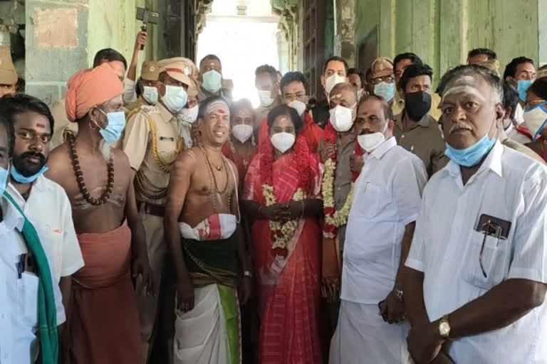 puducherry-governor-tamilisai-soundarajan-sami-darshan-at-thirunallar-saneeswara-bhagavan-temple