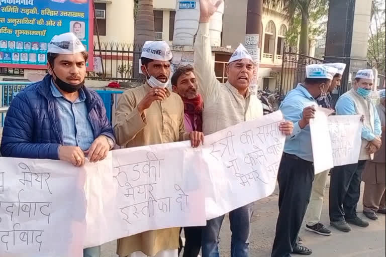 APP protest against Roorkee Mayor