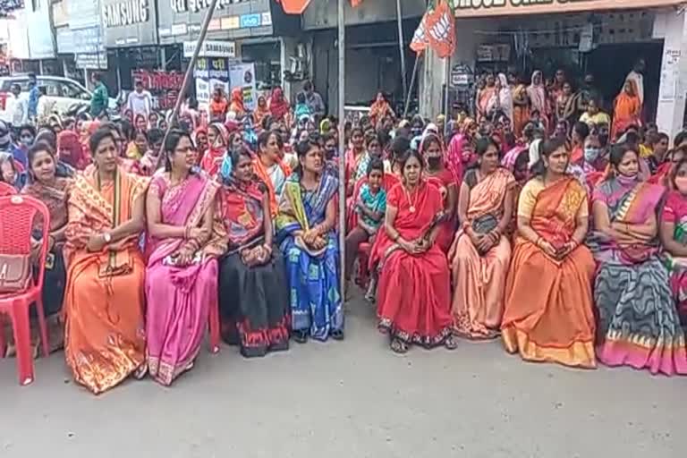 protest-of-bjp-mahila-morcha-in-korba-against-bhupesh-government