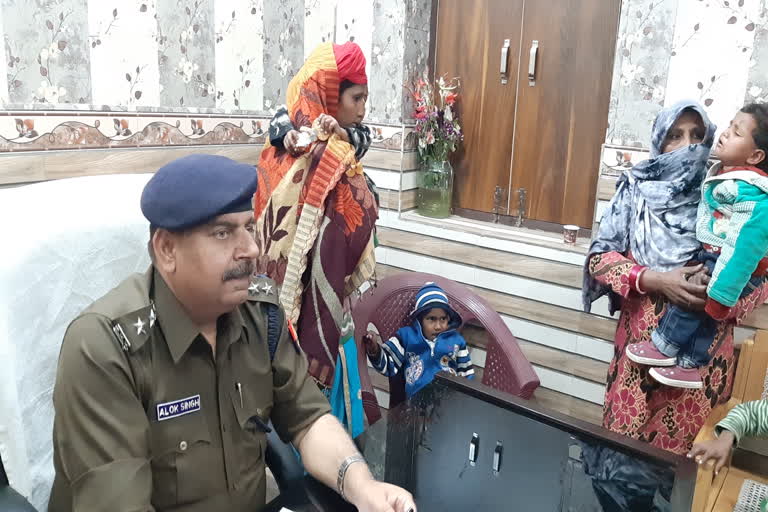 बच्चियों को पुलिस ने मां से मिलाया