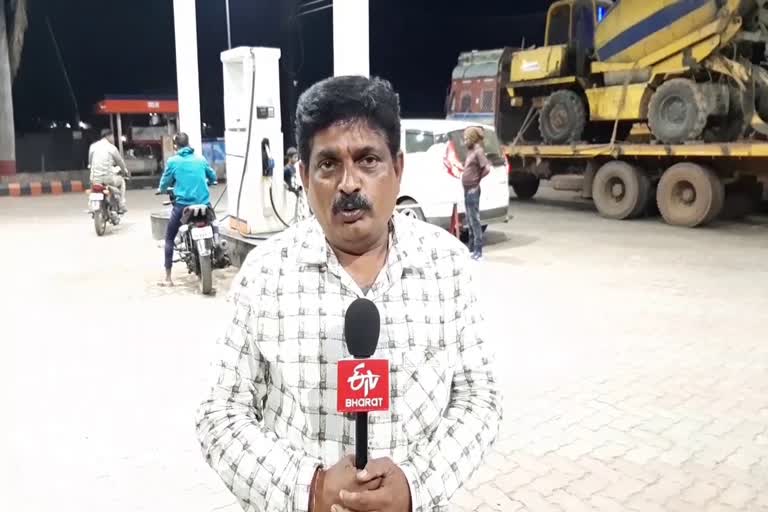 people-reaching-bijapur-to-collect-petrol-from-telangana-and-maharashtra