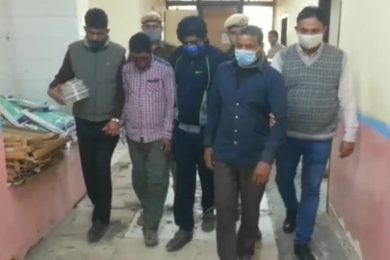 Lakshmi nagar police arrested 3 thieves with stolen cash and jewelery