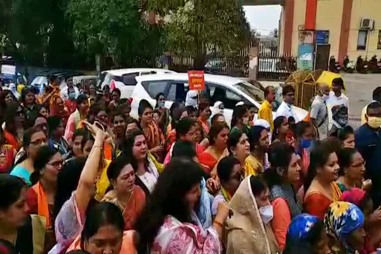 mahila-workers-of-nawapara-mandal-of-abhanpur-joined-matri-shakti-swabhimaan-rally-in-raipur