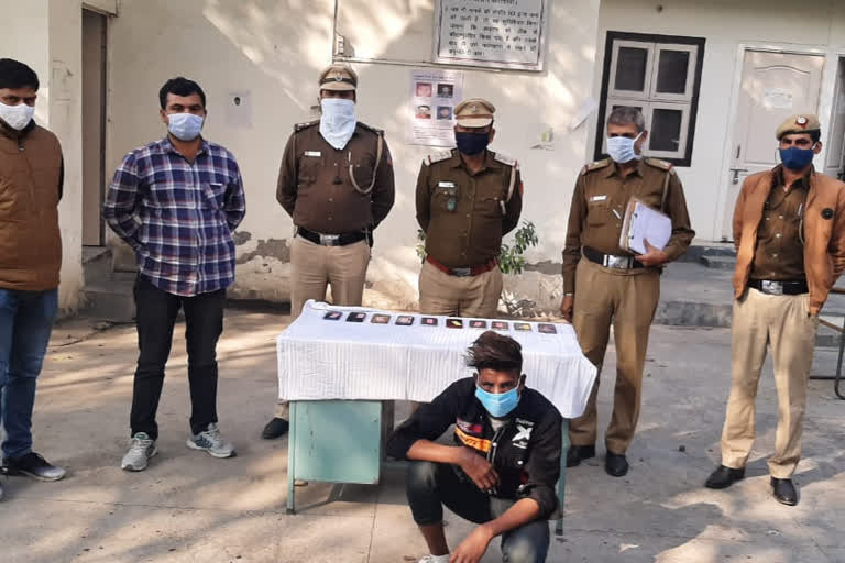 Delhi Police caught an accused with 10 stolen mobile phones in Sagarpur