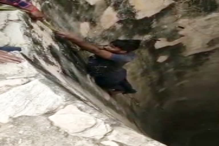 man dies after falling in well  crime news  मौत का लाइव वीडियो  Live video of death  जयपुर न्यूज  राजस्थान न्यूज  चौमूं न्यूज  कुएं में गिरने से मौत