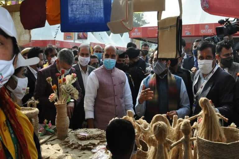 defense-minister-rajnath-singh-visits-hunar-haat-in-delhi