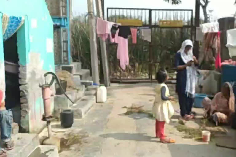 resident of Bhalswa Colony of Badli facing problem of drinking water