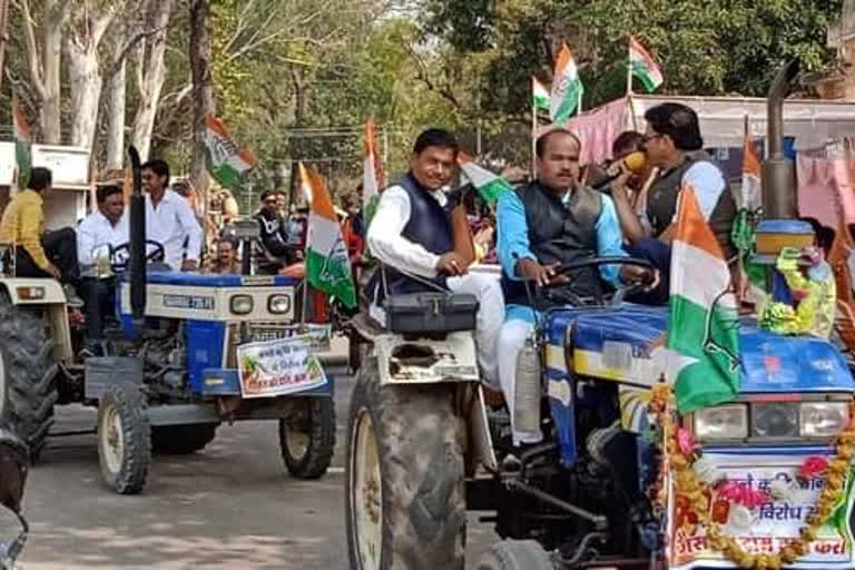 Congress takes out tractor rally against inflation in Tikamgarh