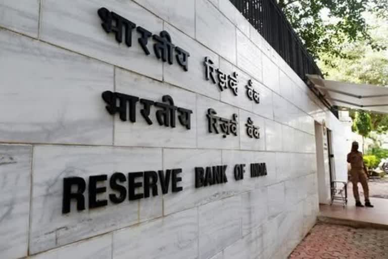 RBI bans withdrawals above Rs 1,000