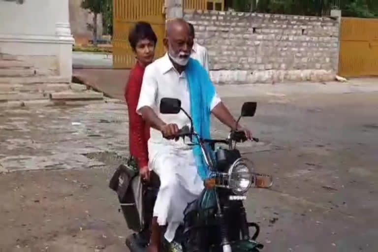 ex pcc chief raghuveera went to gangulavaipalem polling station on two wheeler along with wife