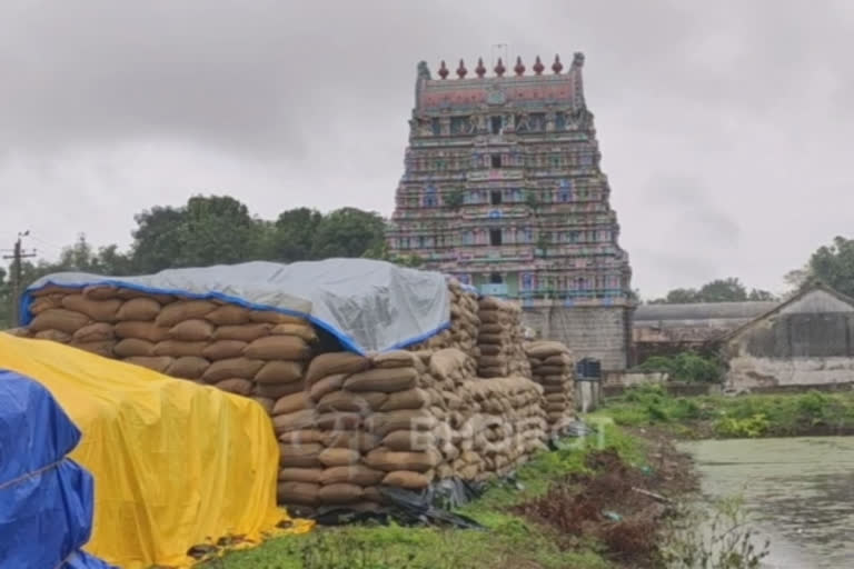 மயிலாடுதுறை அரசு நேரடி கொள்முதல் நிலையங்களில் நெல் மூட்டைகள் தேக்கம்