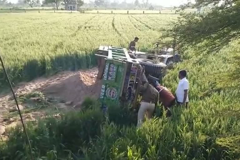 Tractor trolley hits bike rider in dholpur, ट्रैक्टर ट्रॉली ने बाइक सवार को मारी टक्कर