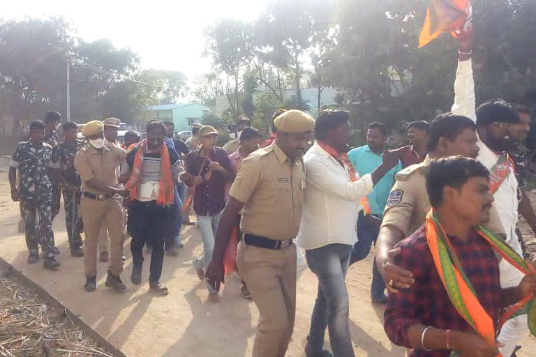 BJP activists stopped Minister Niranjan Reddy at madnoor in kamareddy district