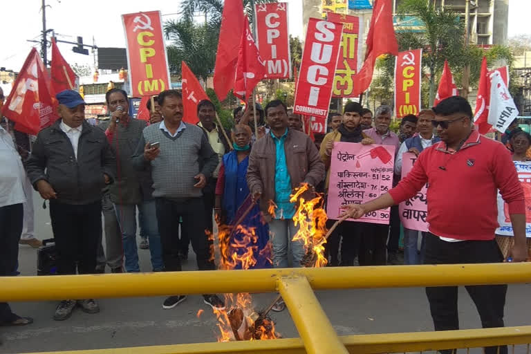 leftists burn pm modi effigy against rising oil prices in ranchi