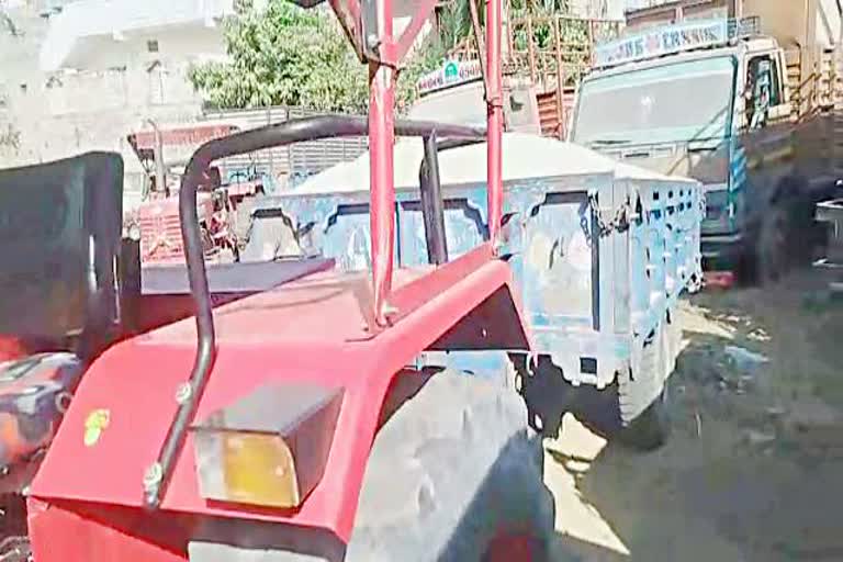 Raniwara news, Dumper and tractor seized