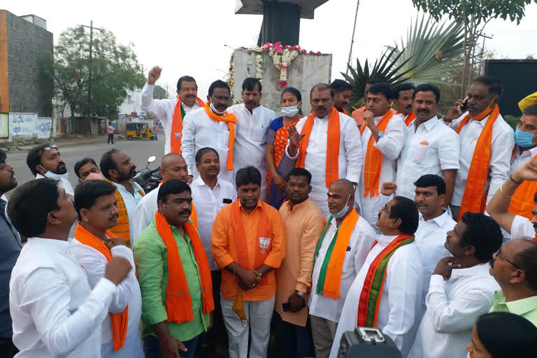 mlc bjp candidate gujjula premendar reddy start from warangal to nalgonda