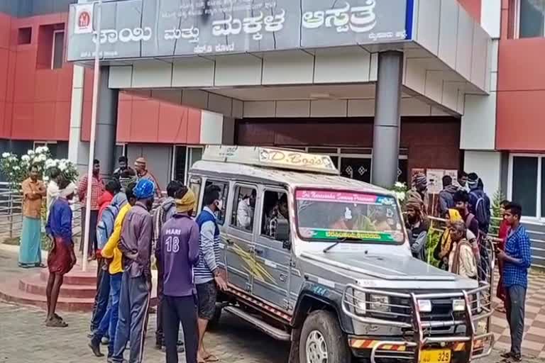 ಹಂದಿಗೆ ಡಿಕ್ಕಿ ಹೊಡೆಯುವುದನ್ನು ತಪ್ಪಿಸಲು ಹೋಗಿ ಹಳ್ಳಕ್ಕೆ ಬಿದ್ದ ಗೂಡ್ಸ್ ವಾಹನ