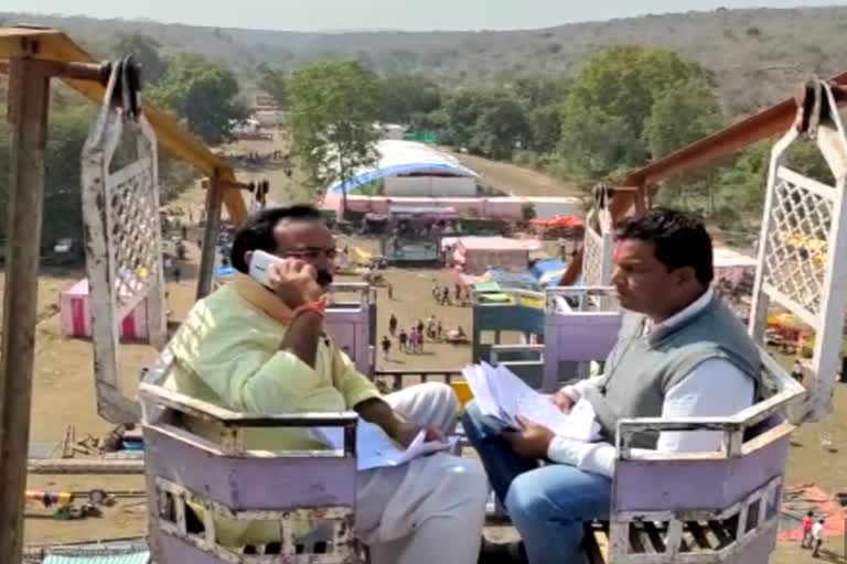 Madhya Pradesh Minister Brijendra Singh Yadav  Brijendra Singh Yadav on swing  Minister on hammock  മൊബൈൽ സിഗ്നൽ ഇല്ല;  യന്ത്ര ഊഞ്ഞാലിൽ കയറി മധ്യപ്രദേശ് മന്ത്രി  അശോക നഗർ ജില്ല