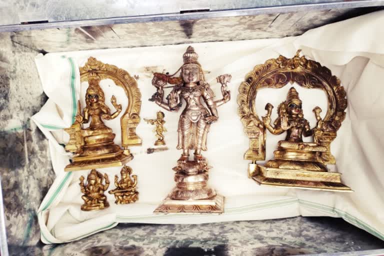 ஆற்றில்