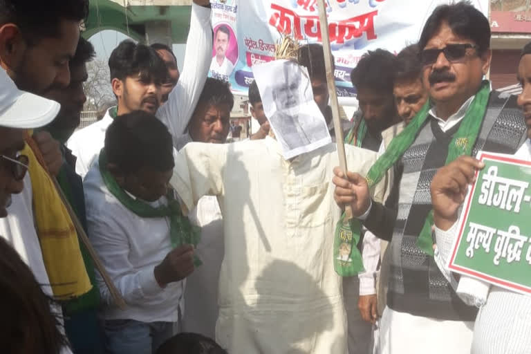 RJD yuva morcha burns PM narendra modi effigy in Sheohar