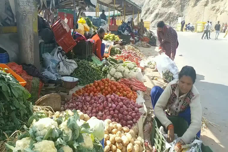 Encroachment of hawkers causing traffic jam in solan