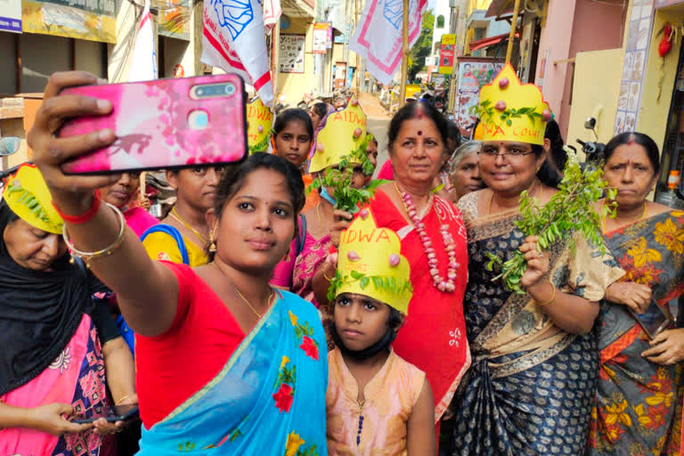 selfie protest with onion curry leaves