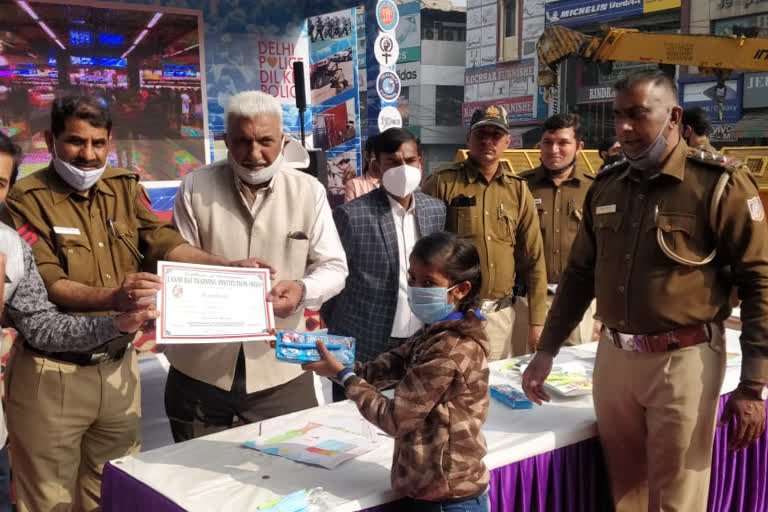 Children got certificates in Delhi Police Week program