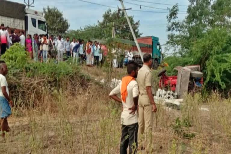 Bagalkot tractor accident