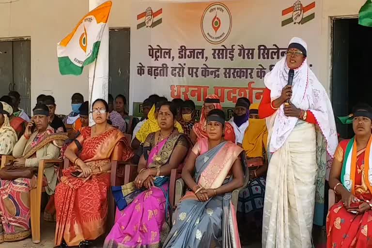 mahila-congress-protest-against-rising-inflation-in-jashpur