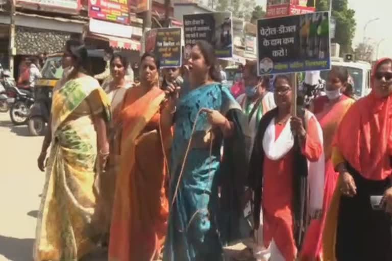 mahila-congress-protest-against-rising-inflation-in-bilaspur