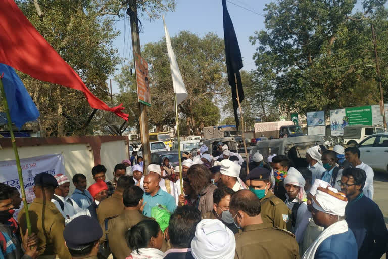 Pathalgadi supporters reach Jharkhand HC to place stone slab