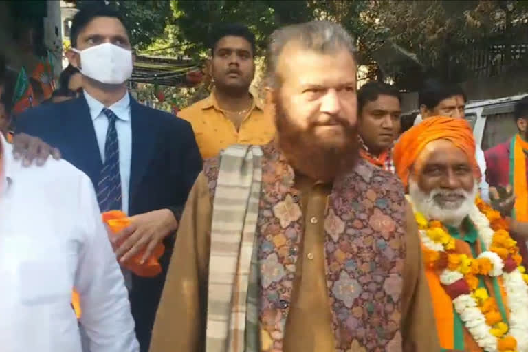 BJP MP hansraj hans reached kalyanpuri to support bjp candidate siyaram kanojia